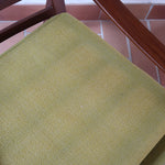 Fauteuil danois vintage en teck avec coussins vert mousse et accoudoirs sculptés, années 60.