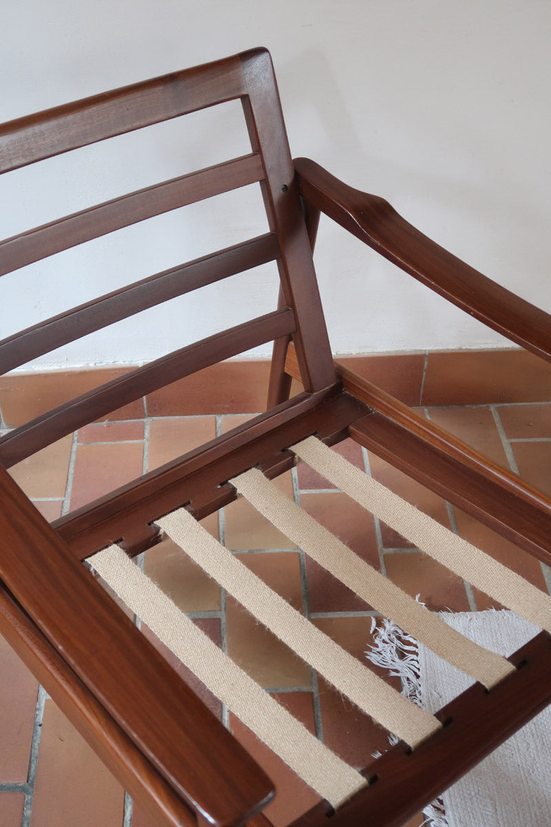 Fauteuil danois vintage en teck avec coussins vert mousse et accoudoirs sculptés, années 60.