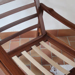 Fauteuil danois vintage en teck avec coussins vert mousse et accoudoirs sculptés, années 60.