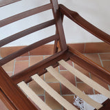 Fauteuil danois vintage en teck avec coussins vert mousse et accoudoirs sculptés, années 60.