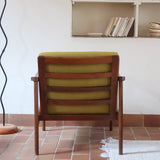 Fauteuil vintage danois en teck – accoudoirs sculptés, années 60