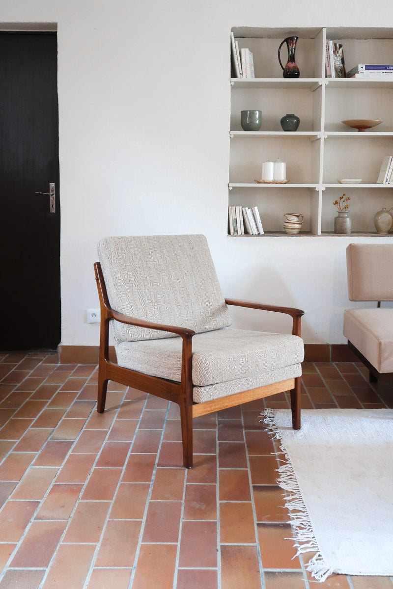 Fauteuil lounge scandinave vintage en teck années 60, accoudoirs effilés, dossier inclinable, coussins tissu chiné écru, esprit Komfort