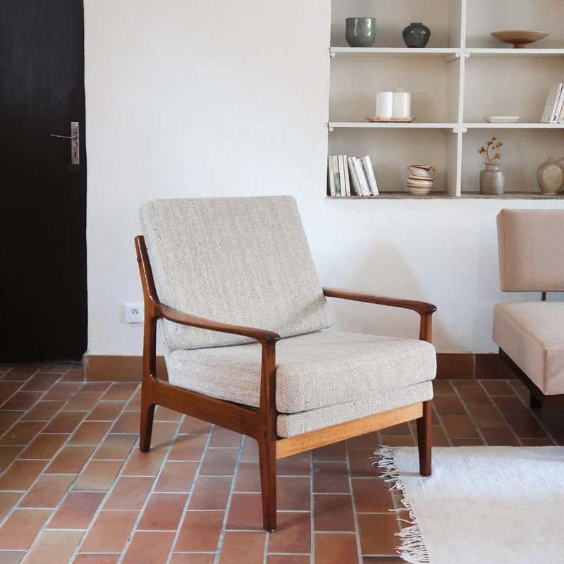 Fauteuil lounge scandinave vintage en teck années 60, accoudoirs effilés, dossier inclinable, coussins tissu chiné écru, esprit Komfort