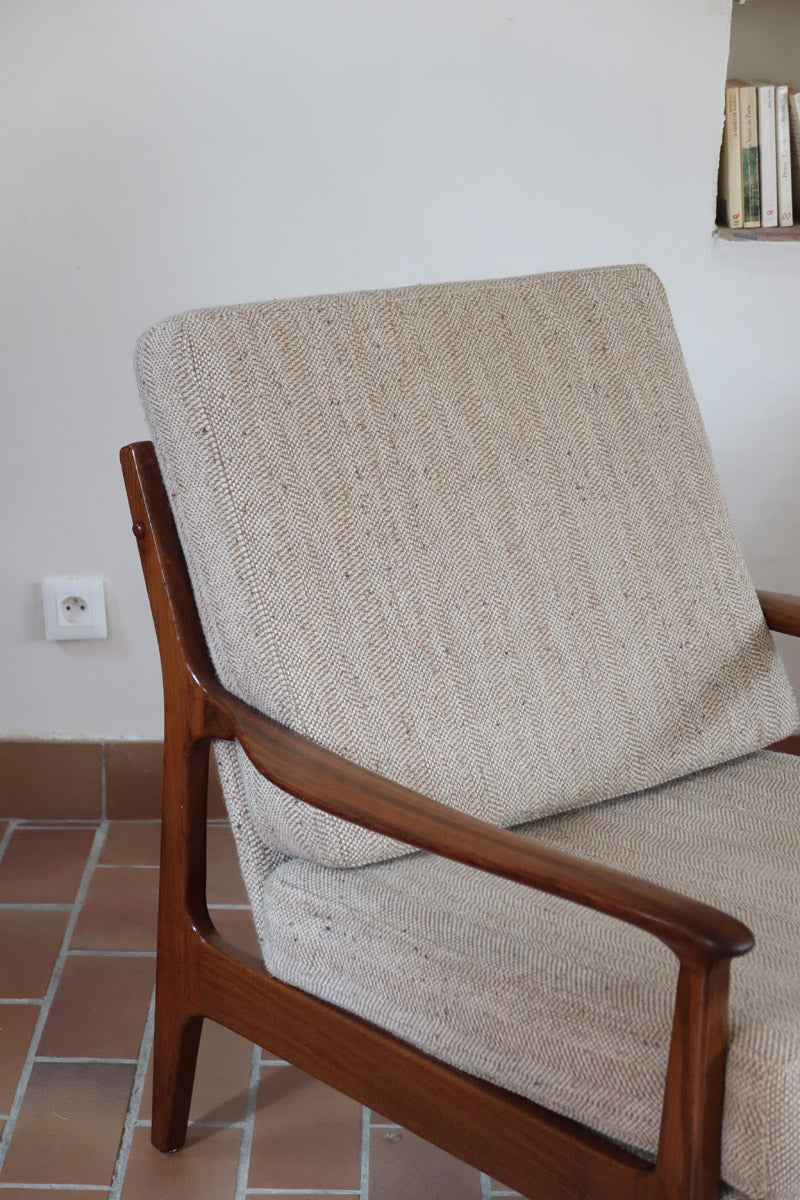 Fauteuil lounge scandinave vintage en teck années 60, accoudoirs effilés, dossier inclinable, coussins tissu chiné écru, esprit Komfort