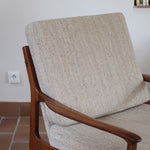Fauteuil lounge scandinave vintage en teck années 60, accoudoirs effilés, dossier inclinable, coussins tissu chiné écru, esprit Komfort