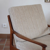 Fauteuil lounge scandinave vintage en teck années 60, accoudoirs effilés, dossier inclinable, coussins tissu chiné écru, esprit Komfort