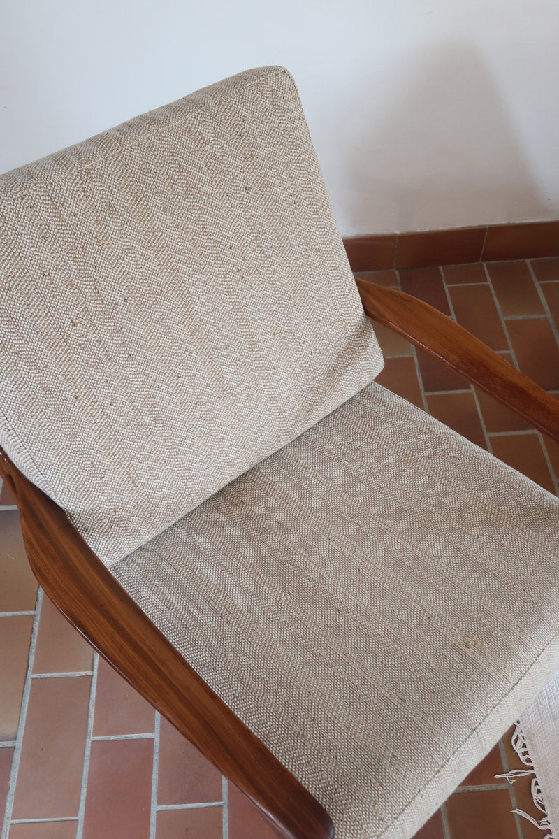 Fauteuil lounge scandinave vintage en teck années 60, accoudoirs effilés, dossier inclinable, coussins tissu chiné écru, esprit Komfort