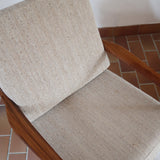 Fauteuil lounge scandinave vintage en teck années 60, accoudoirs effilés, dossier inclinable, coussins tissu chiné écru, esprit Komfort