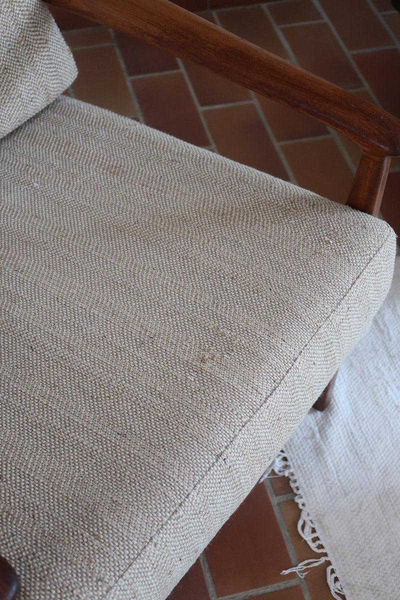 Fauteuil lounge scandinave vintage en teck années 60, accoudoirs effilés, dossier inclinable, coussins tissu chiné écru, esprit Komfort