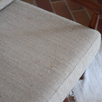 Fauteuil lounge scandinave vintage en teck années 60, accoudoirs effilés, dossier inclinable, coussins tissu chiné écru, esprit Komfort
