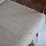 Fauteuil lounge scandinave vintage en teck années 60, accoudoirs effilés, dossier inclinable, coussins tissu chiné écru, esprit Komfort