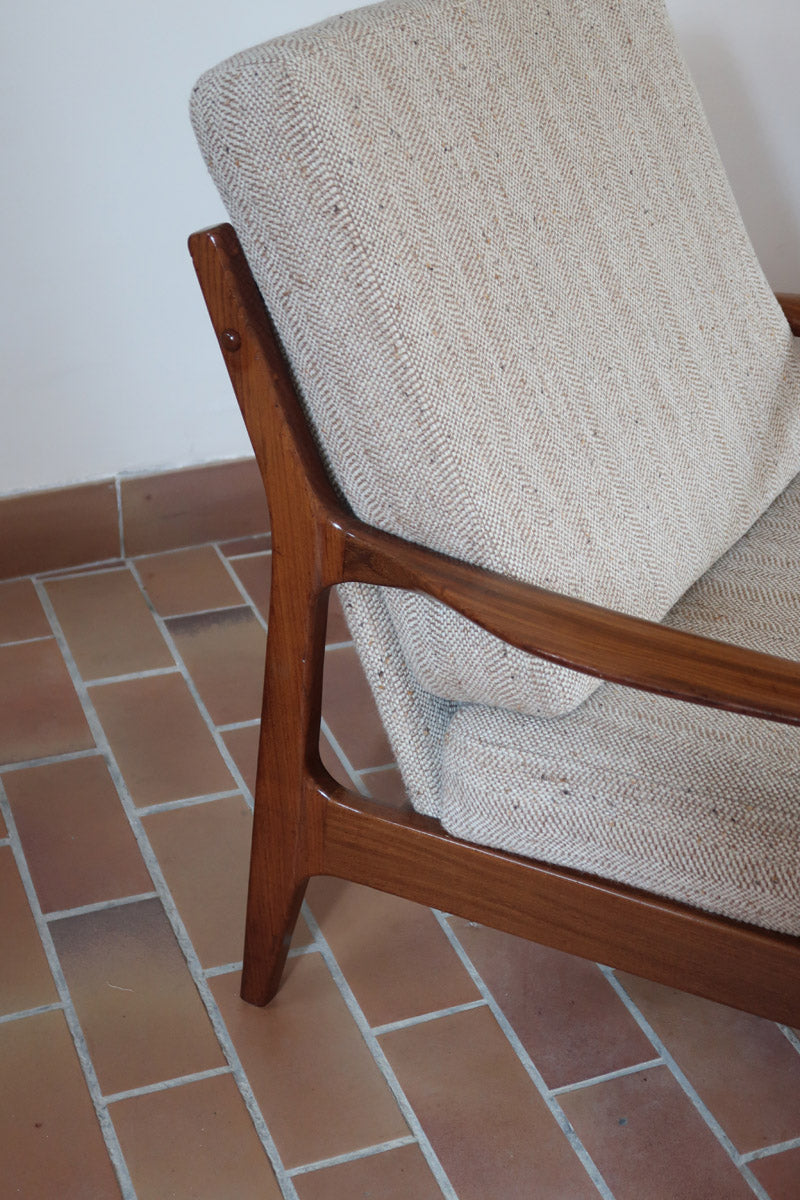 Fauteuil lounge scandinave vintage en teck années 60, accoudoirs effilés, dossier inclinable, coussins tissu chiné écru, esprit Komfort