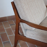 Fauteuil lounge scandinave vintage en teck années 60, accoudoirs effilés, dossier inclinable, coussins tissu chiné écru, esprit Komfort