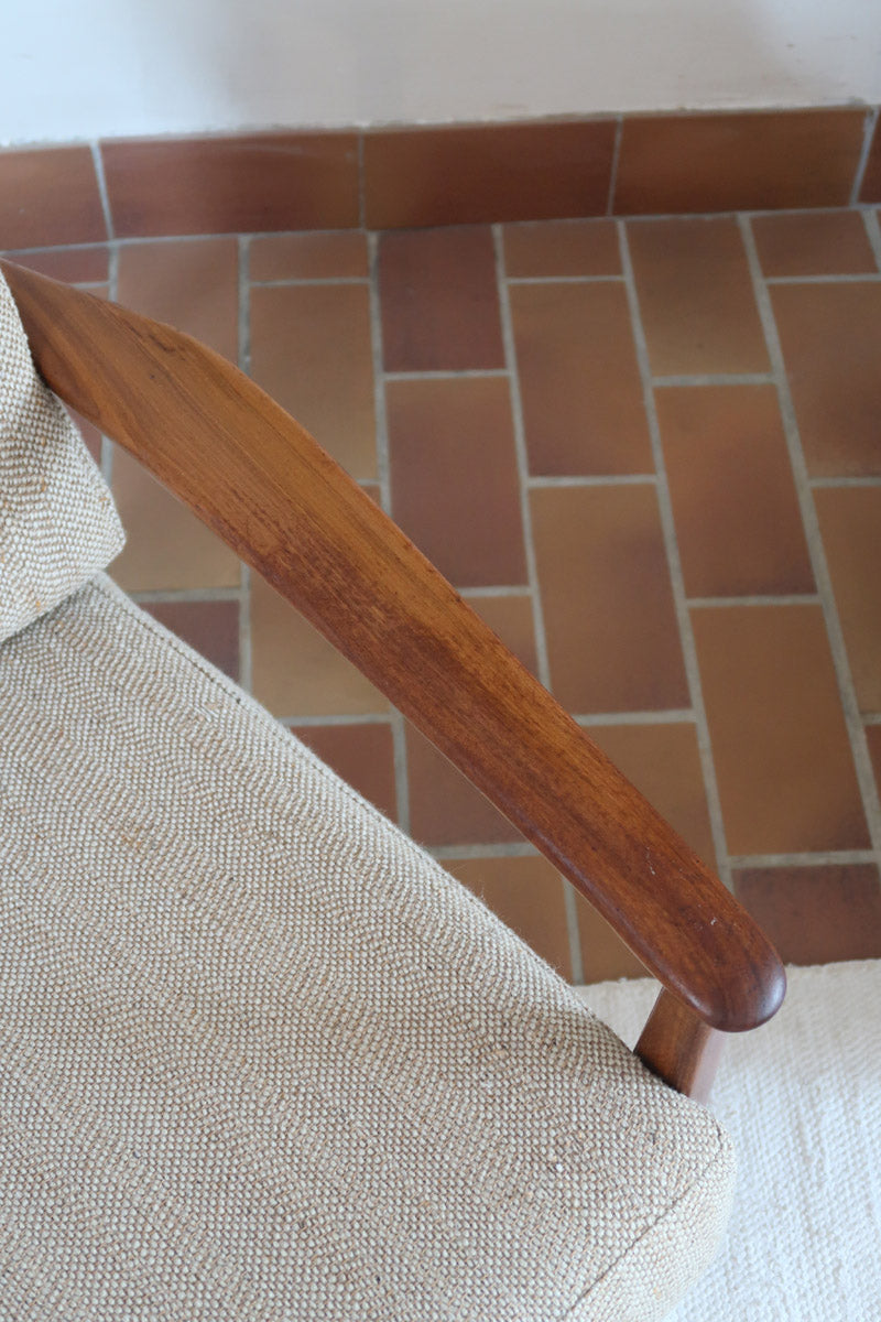 Fauteuil lounge scandinave vintage en teck années 60, accoudoirs effilés, dossier inclinable, coussins tissu chiné écru, esprit Komfort