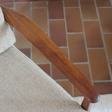 Fauteuil lounge scandinave vintage en teck années 60, accoudoirs effilés, dossier inclinable, coussins tissu chiné écru, esprit Komfort