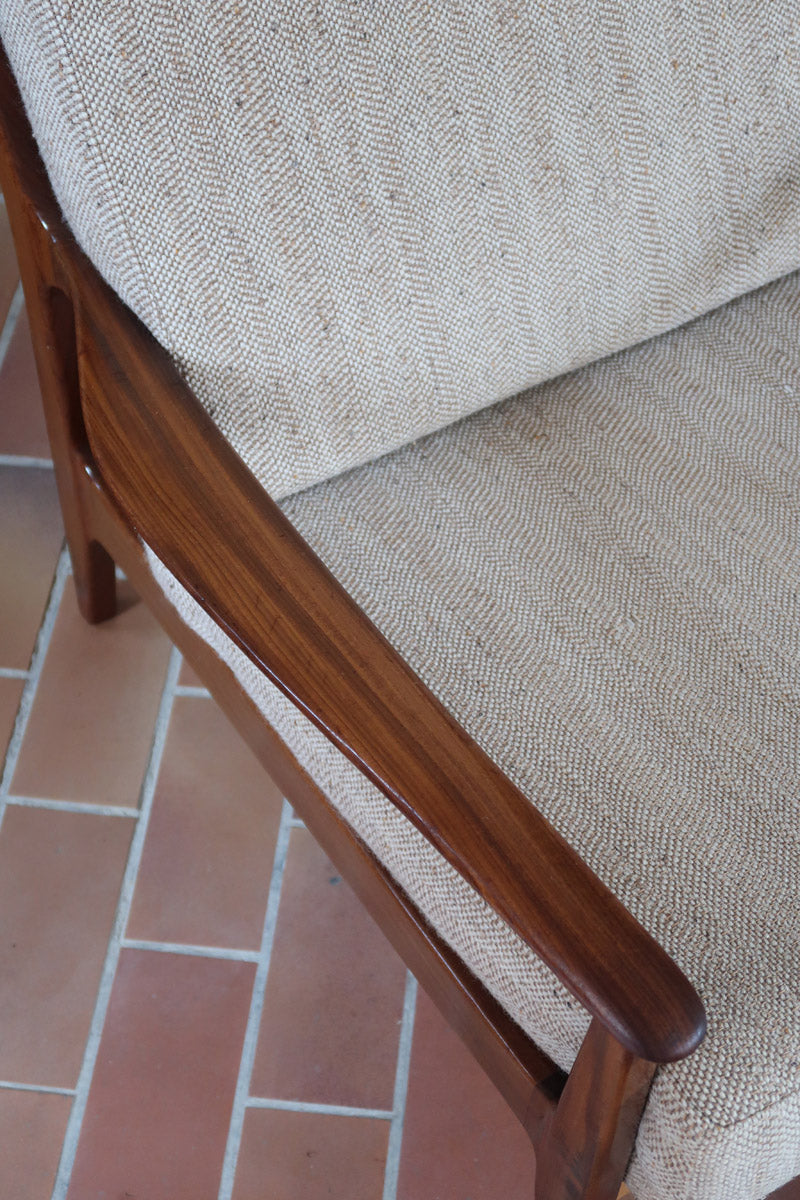 Fauteuil lounge scandinave vintage en teck années 60, accoudoirs effilés, dossier inclinable, coussins tissu chiné écru, esprit Komfort