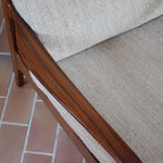 Fauteuil lounge scandinave vintage en teck années 60, accoudoirs effilés, dossier inclinable, coussins tissu chiné écru, esprit Komfort