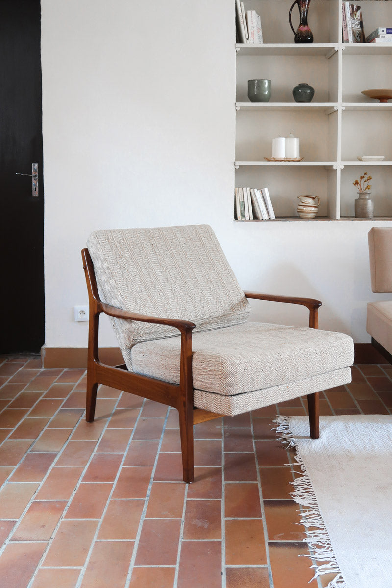 Fauteuil lounge scandinave vintage en teck années 60, accoudoirs effilés, dossier inclinable, coussins tissu chiné écru, esprit Komfort