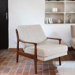 Fauteuil lounge scandinave vintage en teck années 60, accoudoirs effilés, dossier inclinable, coussins tissu chiné écru, esprit Komfort