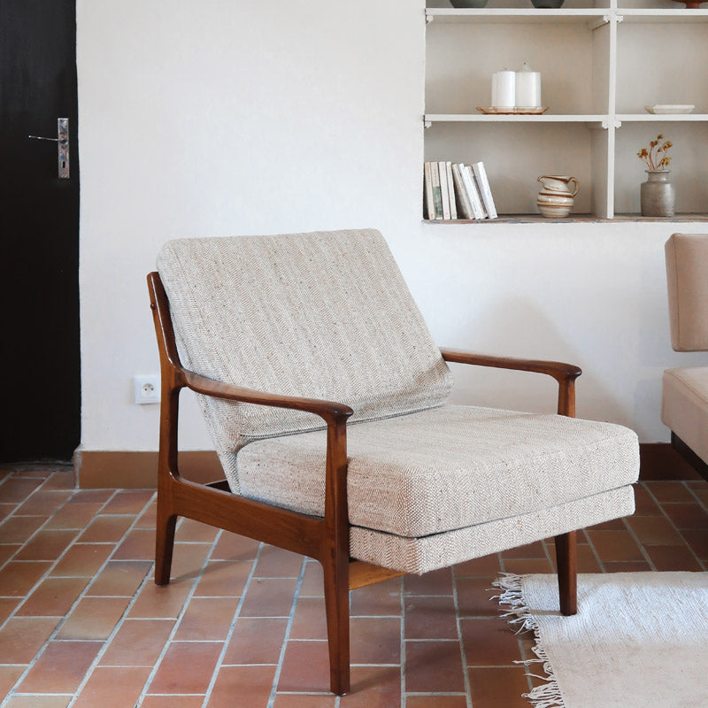 Fauteuil lounge scandinave vintage en teck années 60, accoudoirs effilés, dossier inclinable, coussins tissu chiné écru, esprit Komfort
