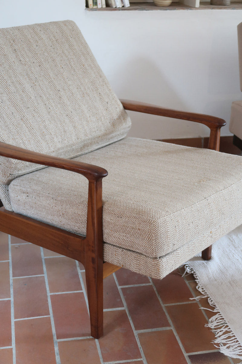 Fauteuil lounge scandinave vintage en teck années 60, accoudoirs effilés, dossier inclinable, coussins tissu chiné écru, esprit Komfort