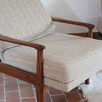 Fauteuil lounge scandinave vintage en teck années 60, accoudoirs effilés, dossier inclinable, coussins tissu chiné écru, esprit Komfort
