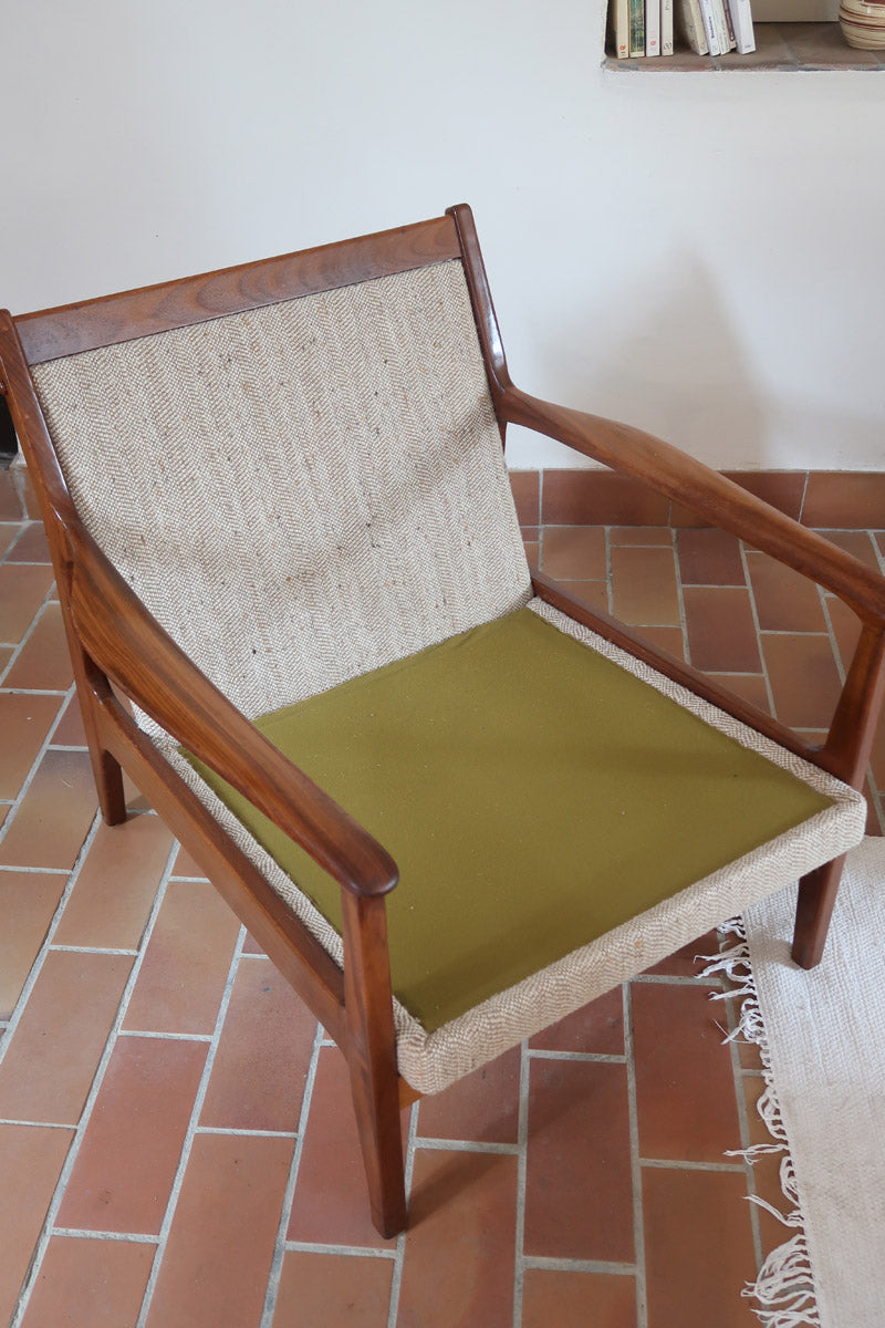 Fauteuil lounge scandinave vintage en teck années 60, accoudoirs effilés, dossier inclinable, coussins tissu chiné écru, esprit Komfort