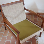 Fauteuil lounge scandinave vintage en teck années 60, accoudoirs effilés, dossier inclinable, coussins tissu chiné écru, esprit Komfort