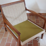 Fauteuil lounge scandinave vintage en teck années 60, accoudoirs effilés, dossier inclinable, coussins tissu chiné écru, esprit Komfort