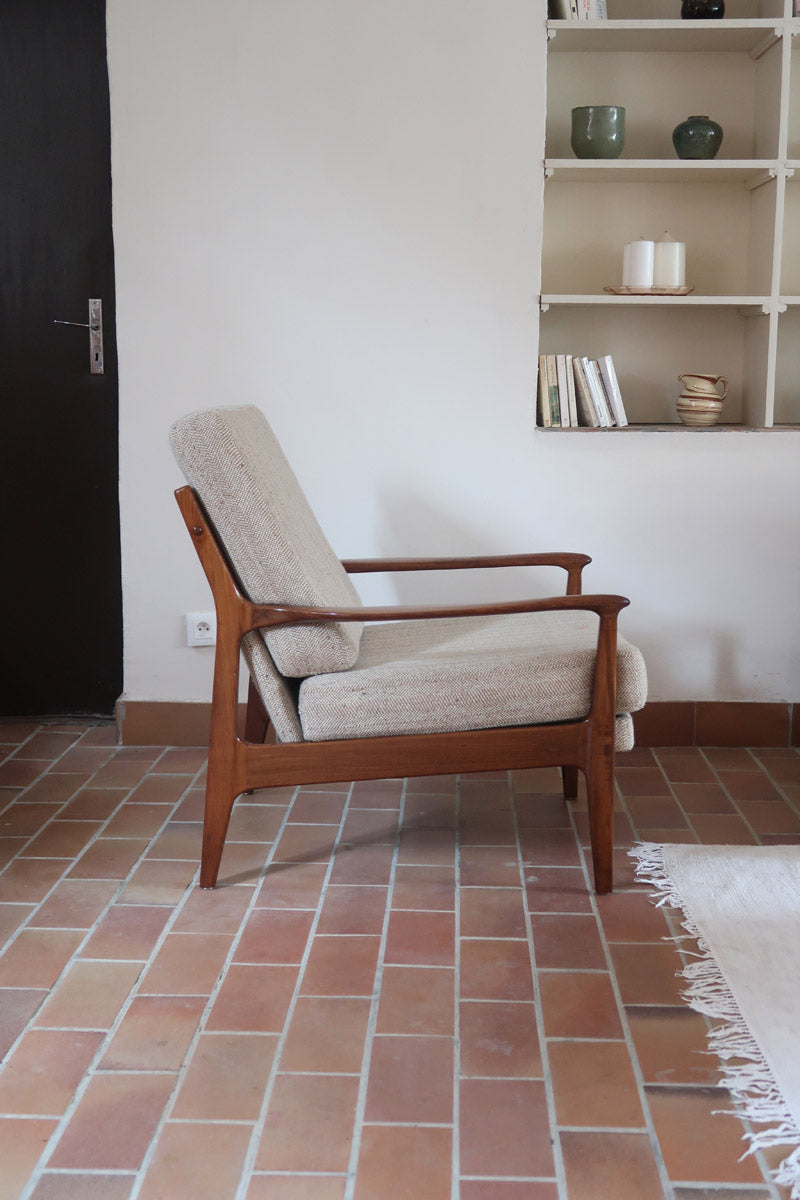 Fauteuil lounge scandinave vintage en teck années 60, accoudoirs effilés, dossier inclinable, coussins tissu chiné écru, esprit Komfort