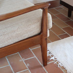 Fauteuil lounge scandinave vintage en teck années 60, accoudoirs effilés, dossier inclinable, coussins tissu chiné écru, esprit Komfort
