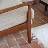 Fauteuil lounge scandinave vintage en teck années 60, accoudoirs effilés, dossier inclinable, coussins tissu chiné écru, esprit Komfort