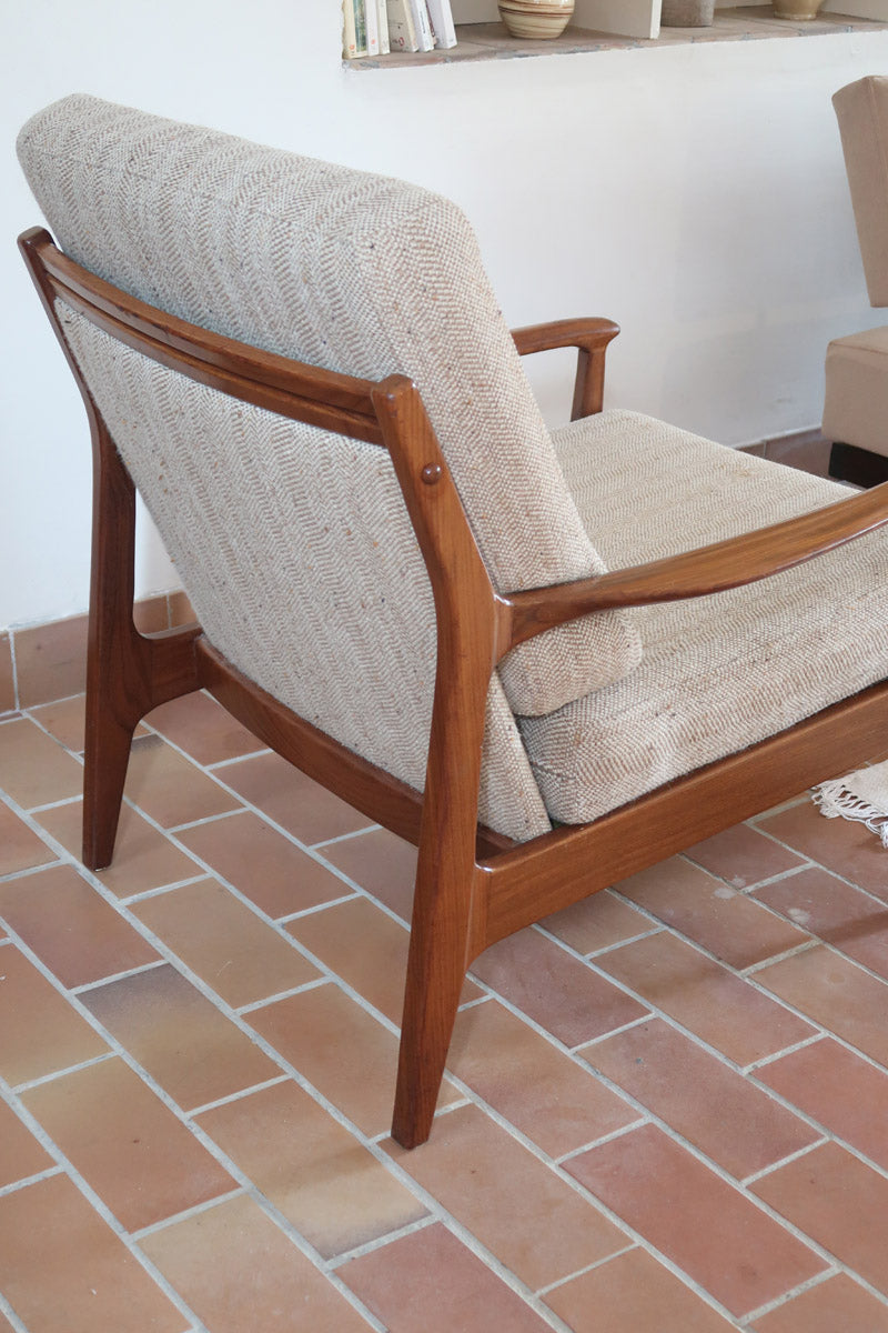 Fauteuil lounge scandinave vintage en teck années 60, accoudoirs effilés, dossier inclinable, coussins tissu chiné écru, esprit Komfort