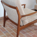 Fauteuil lounge scandinave vintage en teck années 60, accoudoirs effilés, dossier inclinable, coussins tissu chiné écru, esprit Komfort