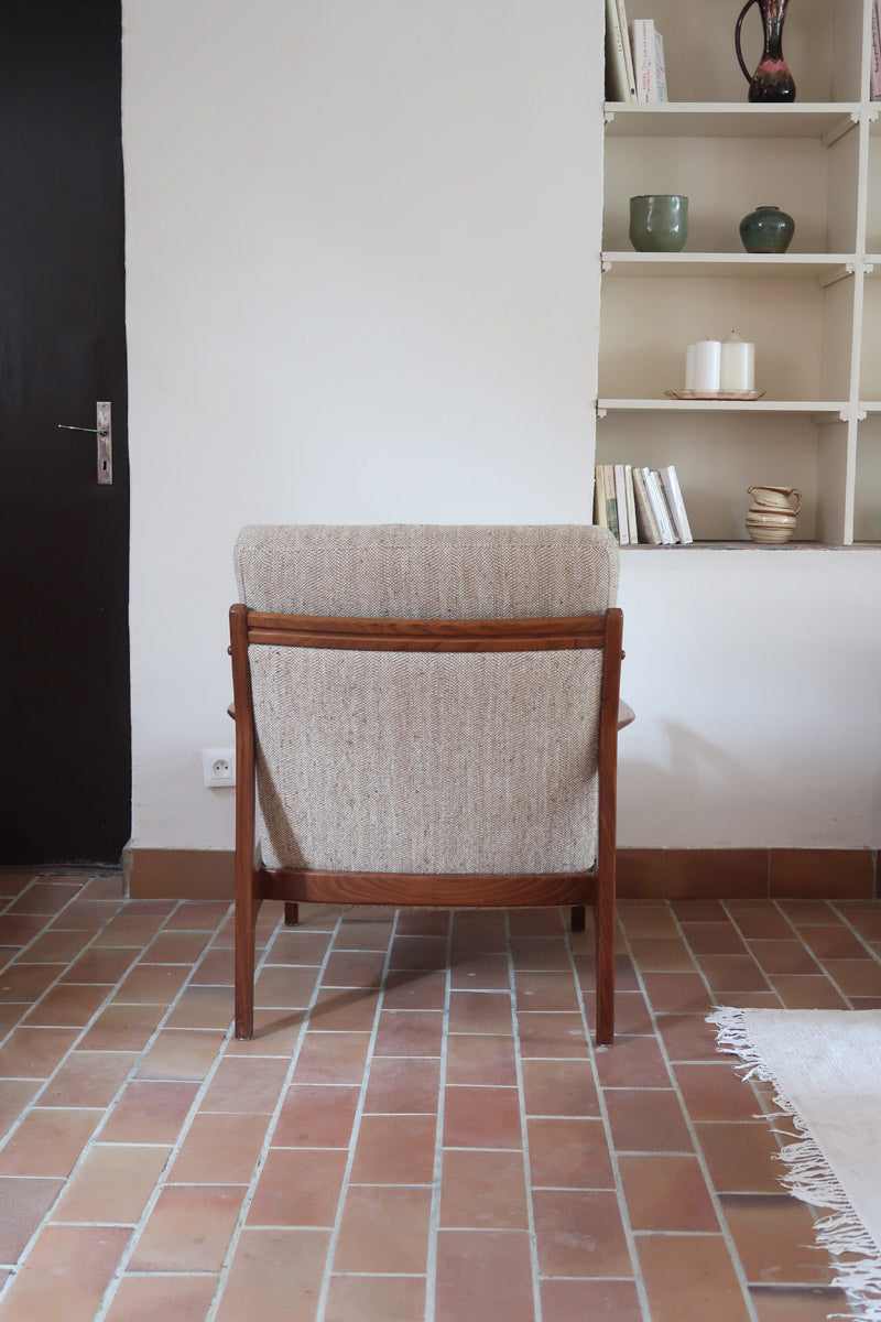 Fauteuil lounge scandinave vintage en teck années 60, accoudoirs effilés, dossier inclinable, coussins tissu chiné écru, esprit Komfort