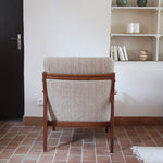 Fauteuil lounge scandinave vintage en teck années 60, accoudoirs effilés, dossier inclinable, coussins tissu chiné écru, esprit Komfort