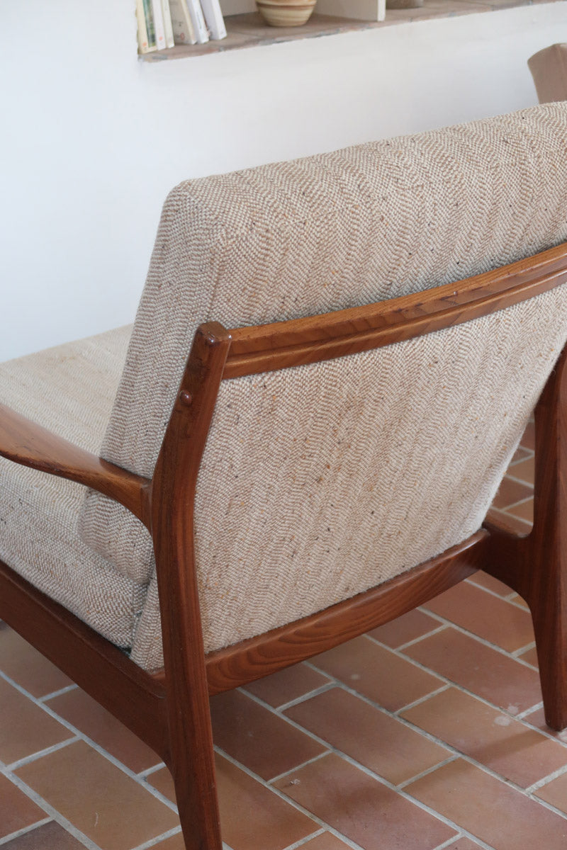 Fauteuil lounge scandinave vintage en teck années 60, accoudoirs effilés, dossier inclinable, coussins tissu chiné écru, esprit Komfort