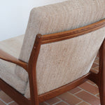Fauteuil lounge scandinave vintage en teck années 60, accoudoirs effilés, dossier inclinable, coussins tissu chiné écru, esprit Komfort