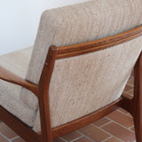 Fauteuil lounge scandinave vintage en teck années 60, accoudoirs effilés, dossier inclinable, coussins tissu chiné écru, esprit Komfort