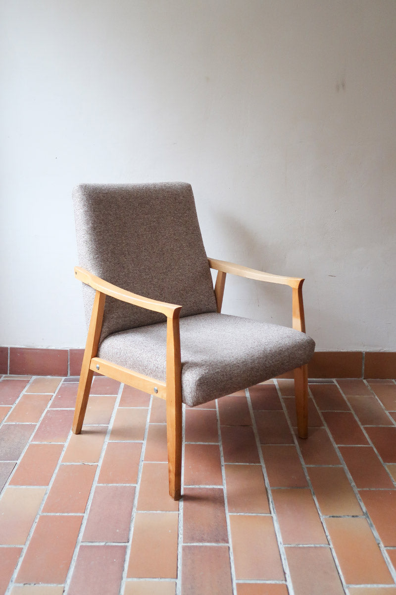 Fauteuil scandinave années 60 en bois clair avec assise retapissée tissu brun, accoudoirs galbés.