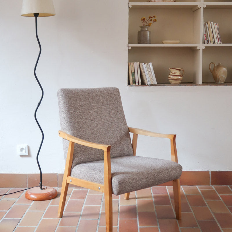 Fauteuil scandinave années 60 en bois clair avec assise retapissée tissu brun, accoudoirs galbés.