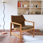Fauteuil scandinave vintage en bois massif avec assise en velours brun, design moderniste années 50/60.