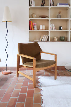 Fauteuil scandinave vintage en bois massif avec assise en velours brun, design moderniste années 50/60.