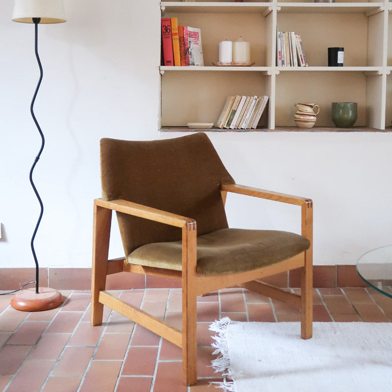 Fauteuil scandinave vintage en bois massif avec assise en velours brun, design moderniste années 50/60.