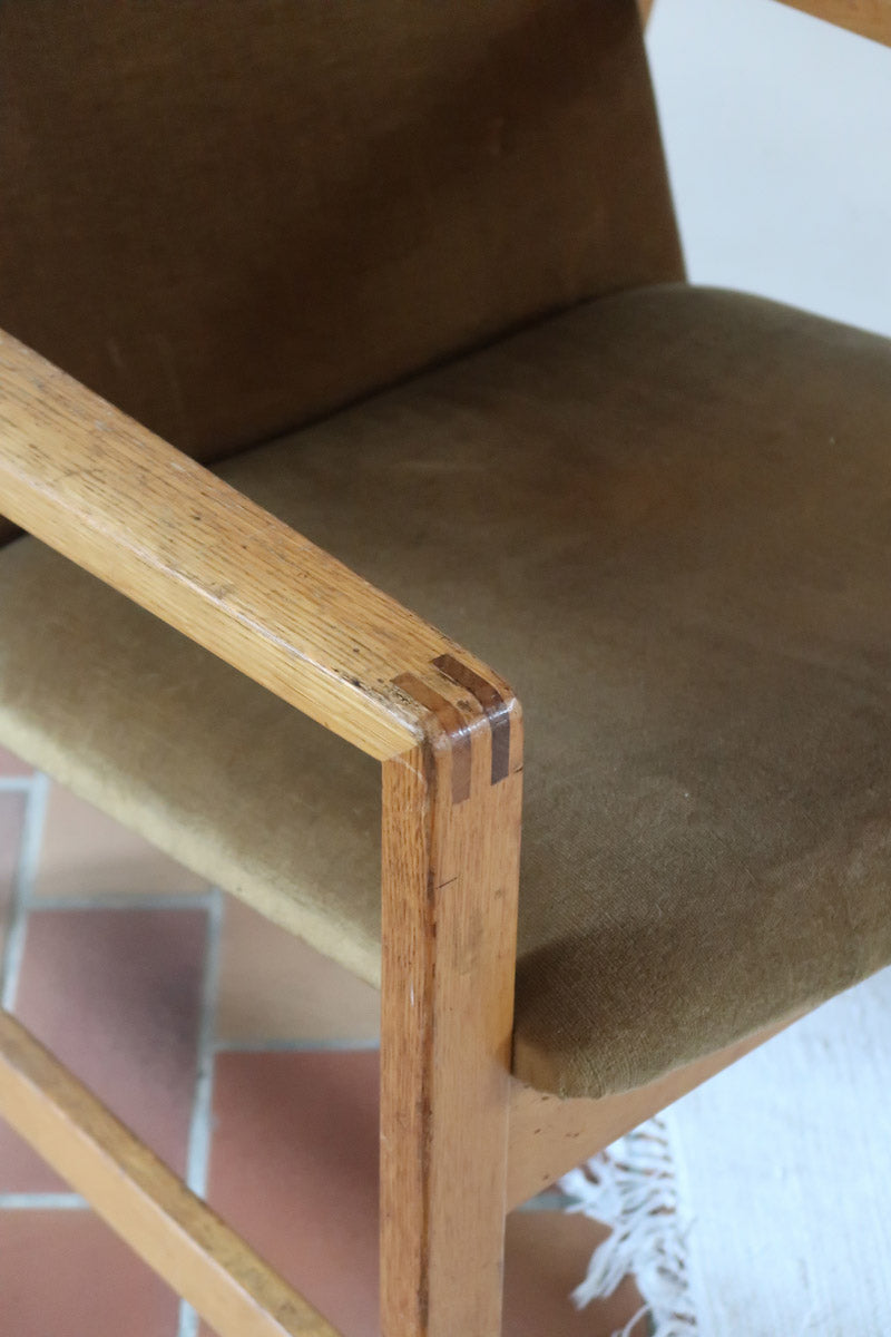 Fauteuil scandinave vintage en bois massif avec assise en velours brun, design moderniste années 50/60.