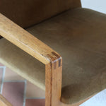 Fauteuil scandinave vintage en bois massif avec assise en velours brun, design moderniste années 50/60.