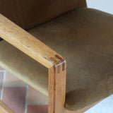 Fauteuil scandinave vintage en bois massif avec assise en velours brun, design moderniste années 50/60.