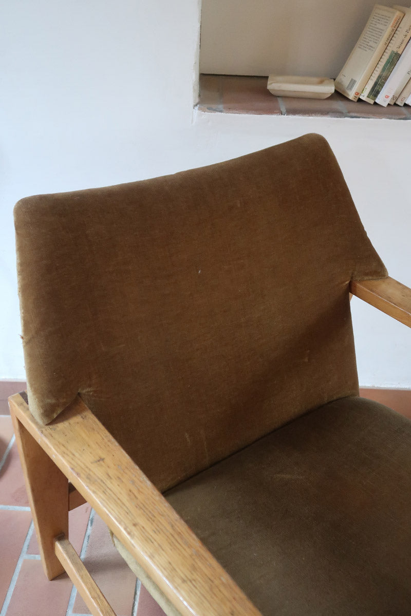 Fauteuil scandinave vintage en bois massif avec assise en velours brun, design moderniste années 50/60.