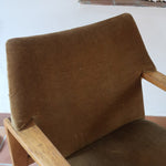 Fauteuil scandinave vintage en bois massif avec assise en velours brun, design moderniste années 50/60.