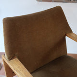 Fauteuil scandinave vintage en bois massif avec assise en velours brun, design moderniste années 50/60.